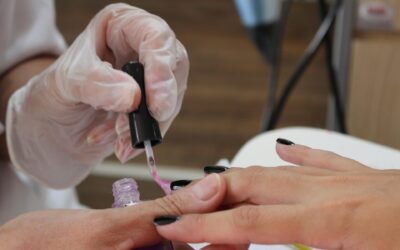 Attenzione ai cosmetici: dal 1° settembre vietati due ingredienti nei gel e smalti semipermanenti